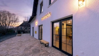 Křupavá pizza, víno i spa. V Jizerkách vyrostla chalupa nabízející víc než víkendový reset