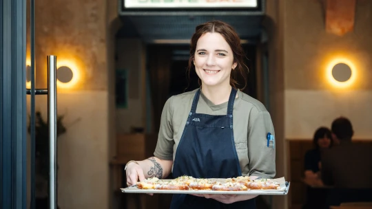 Jen teď, jen chvilku. Snové rebarborové koláče s rozmarýnem podle šéfcukrářky Almy