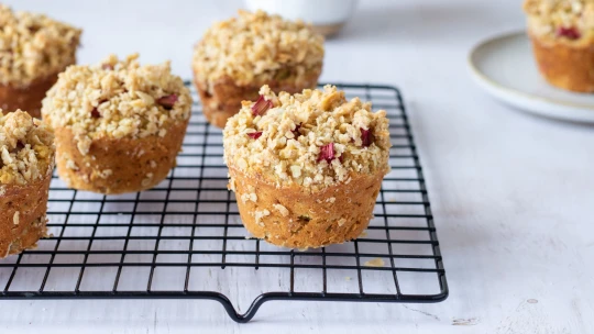 Zeleninové, ale nasladko. Zdravé rebarborové muffiny s vločkami a drobenkou vás osloví