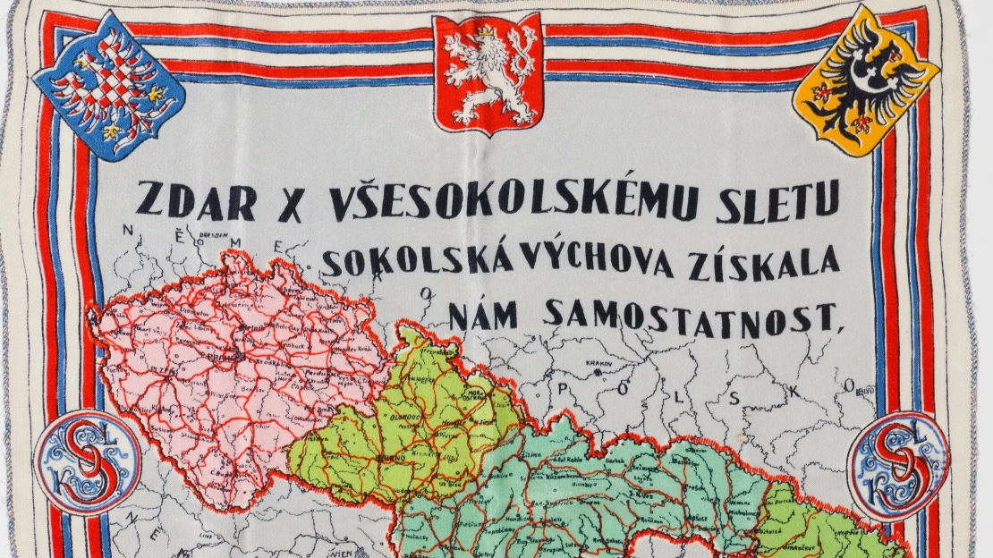 Na módu zapomeňte. Nová výstava ukazuje šátky, na které se tiskly dějiny