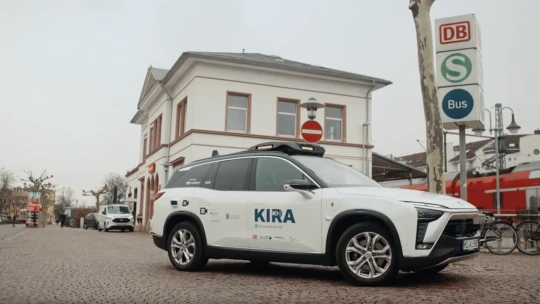 Veřejná doprava se učí řídit sama. V Německu začaly testy autonomních vozidel