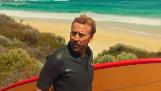 Cage bivakuje na parkovišti, kde ho týrá surfařský gang. Bude nový film kultem?