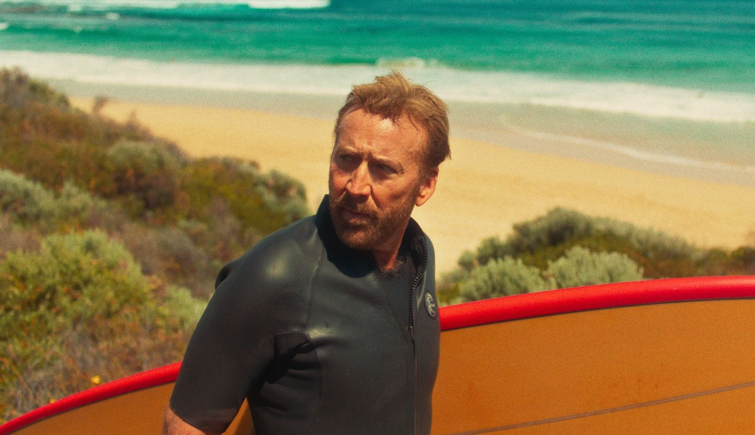 Cage bivakuje na parkovišti, kde ho týrá surfařský gang. Bude nový film kultem?