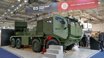 Vodní drony či Strnadův raketomet. Firmy v Athénách představily zbraně budoucnosti