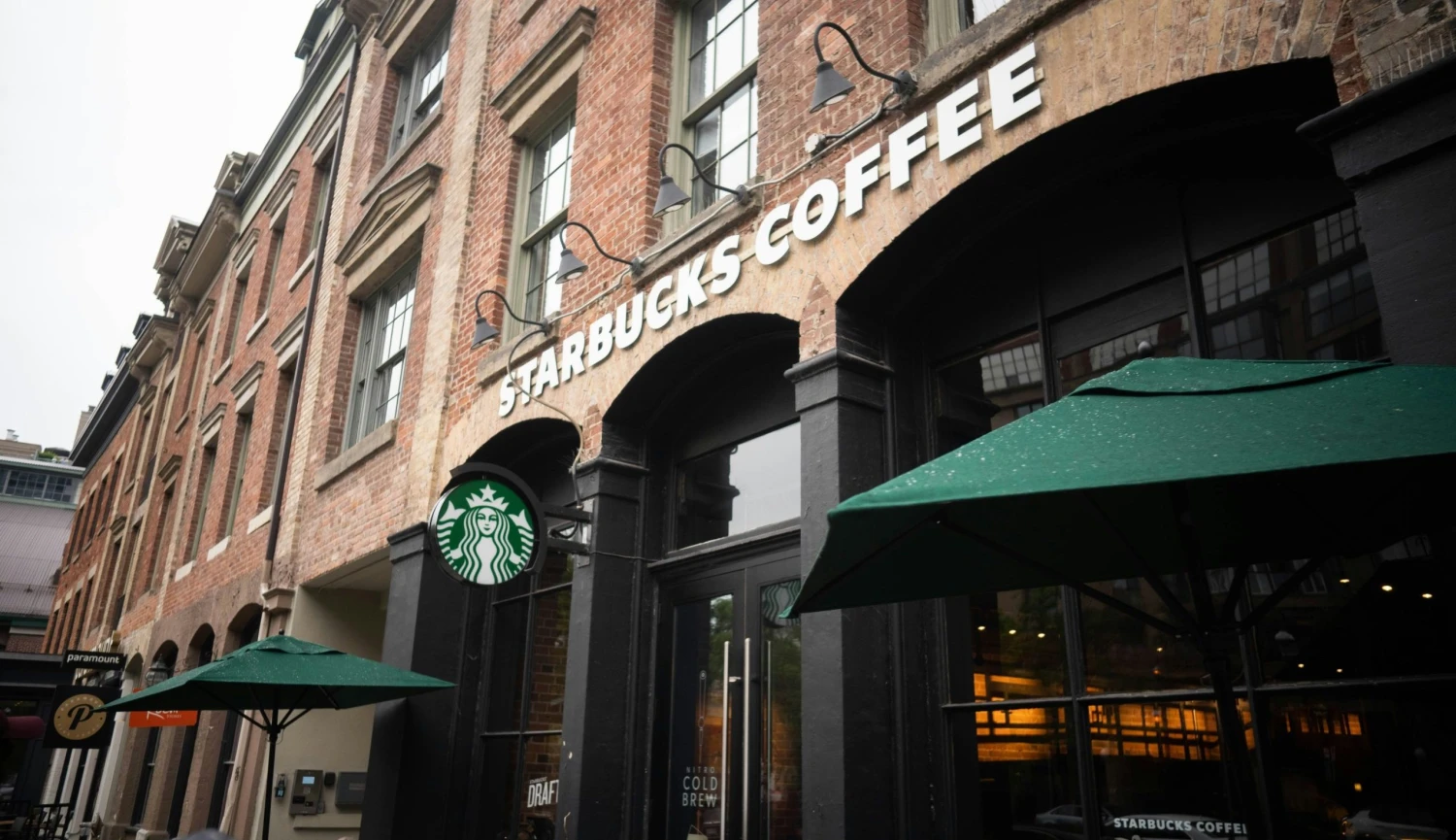 Přepálená káva i očekávání. Starbucks ani s novým ředitelem nezastavil propad