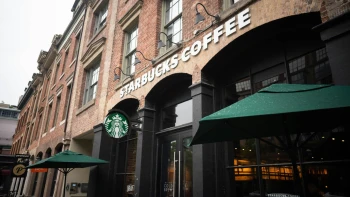 Přepálená káva i očekávání. Starbucks ani s novým ředitelem nezastavil propad