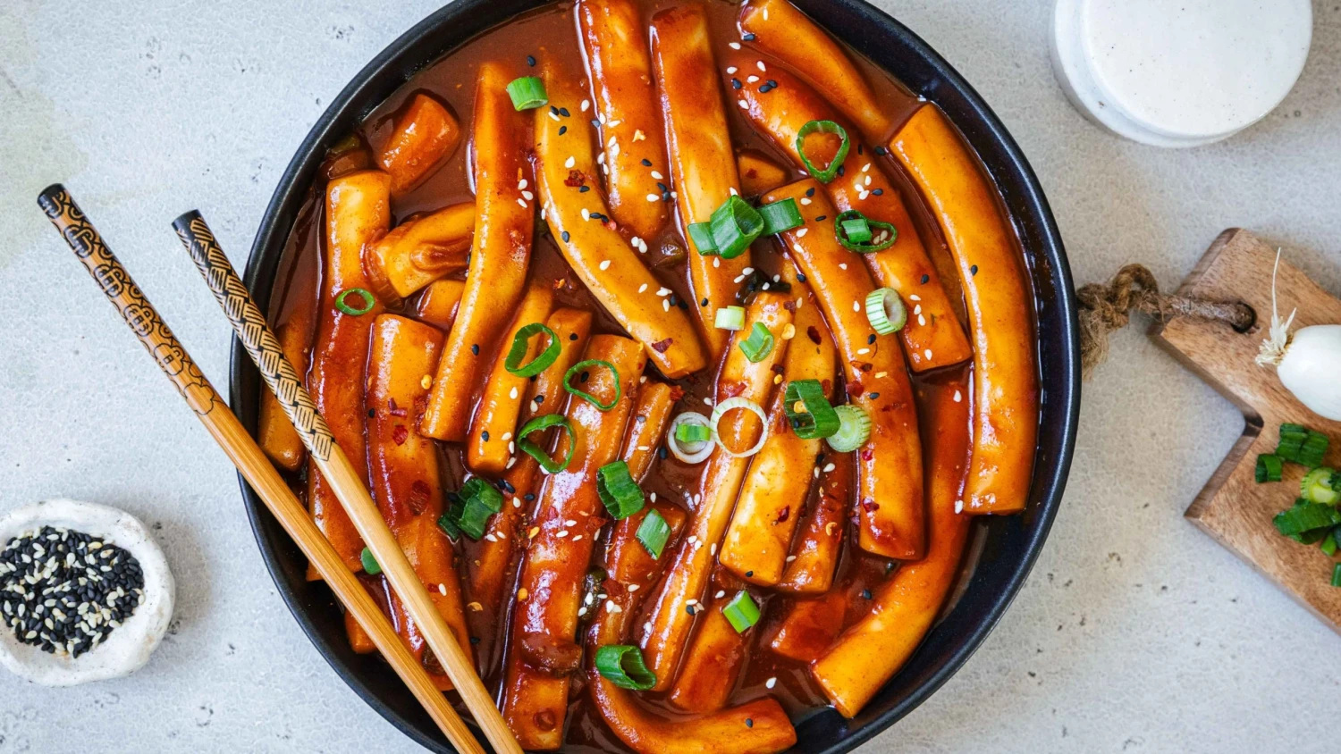 Ostře, ale stylově. Ikonické korejské tteokbokki uvaříte i doma za pár minut