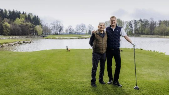 Mezi remízky. S miliardářem Fidlerem jsme pokořili ostrovní jamku na jeho golfu