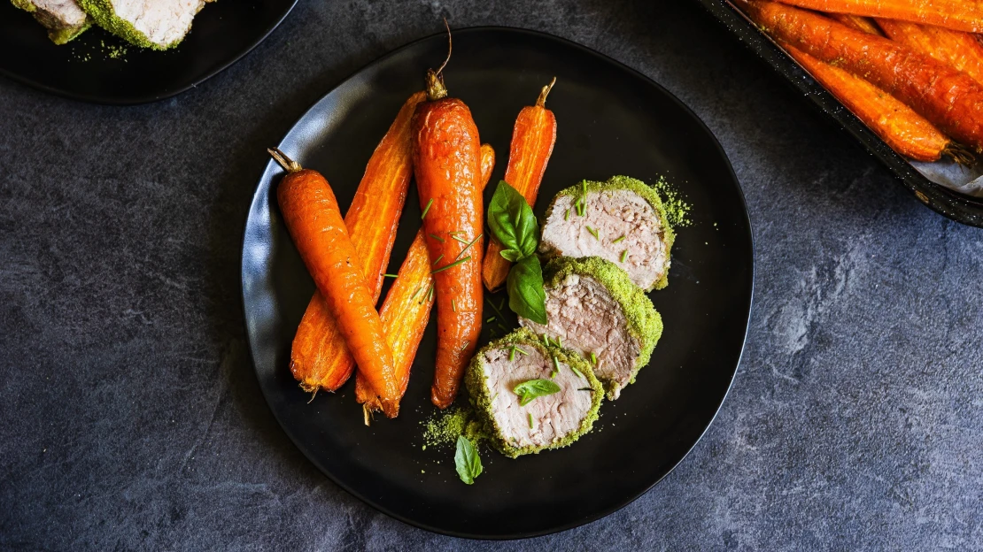 Vypadá slavnostně, ale zvládne ji každý. Panenka v bylinkách s pečenou mrkví