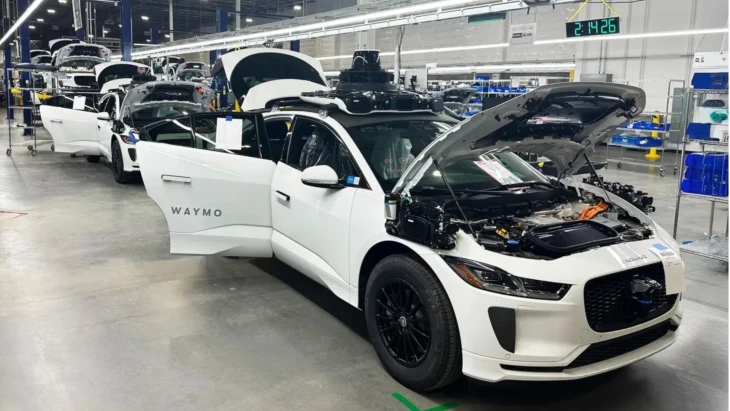 Z letiště vás vyzvedne robotaxi. Jak to vypadá ve fabrice na auta budoucnosti?