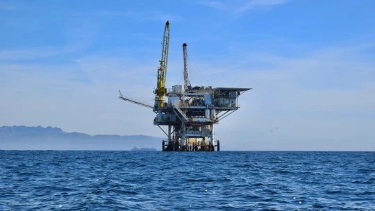 Cena ropy klesá. Skupina OPEC+ přesto pokračuje v navyšování těžby