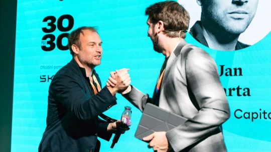 ChatGPT je lepší než 99 procent juniorních analytiků, říká investor Jan Barta
