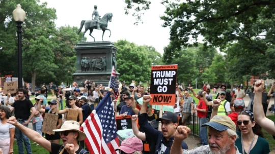 Ve Washingtonu se konala Trumpova vojenská přehlídka. Po celé zemi probíhaly rozsáhlé protesty