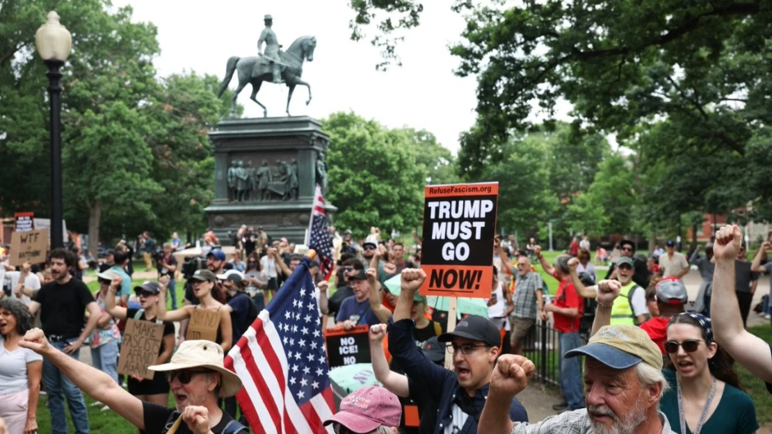 Ve Washingtonu se konala Trumpova vojenská přehlídka. Po celé zemi probíhaly rozsáhlé protesty