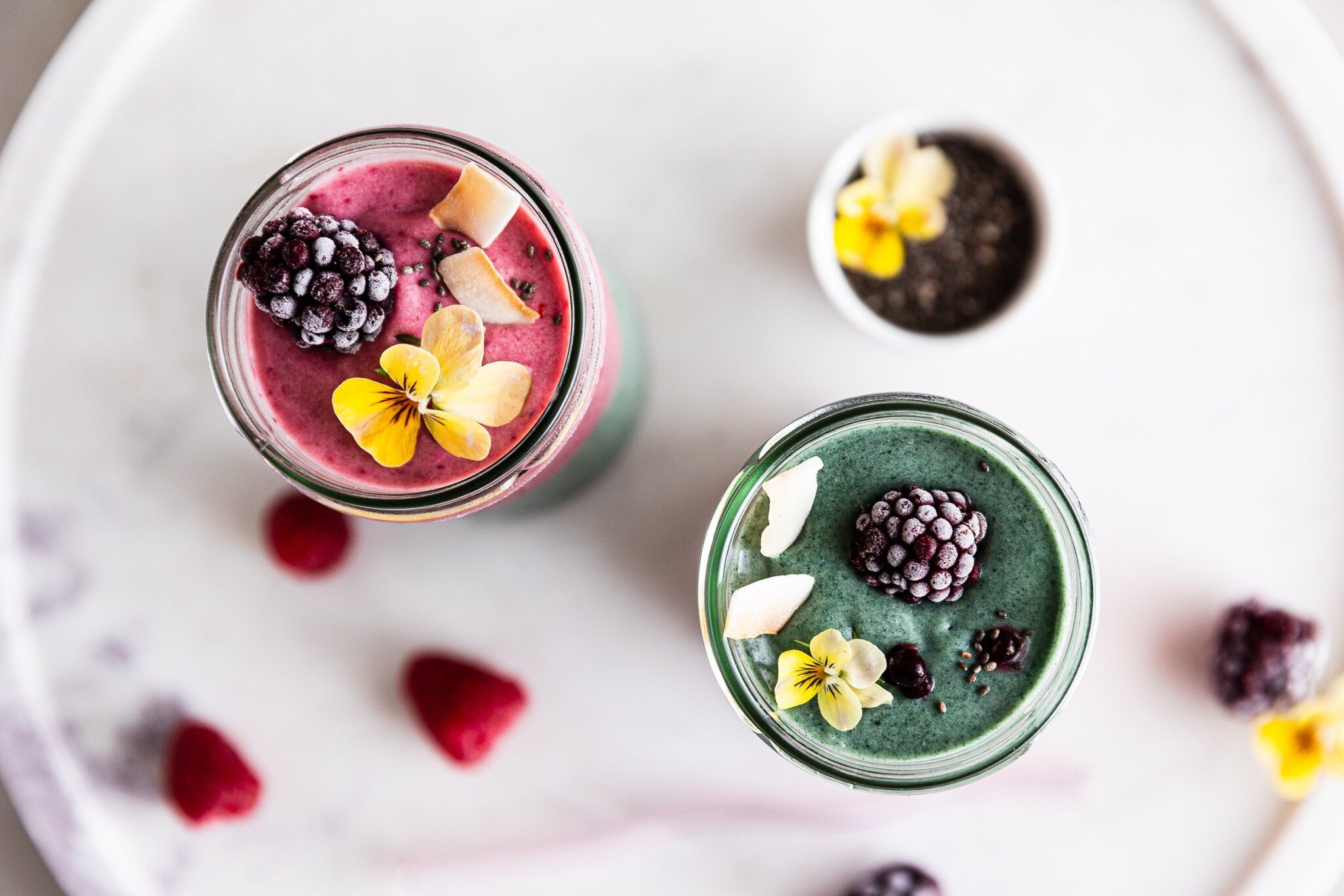 Dvě vrstvy, jeden cíl: zdraví. Spirulina a ovoce v osvěžujícím smoothie