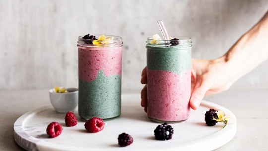 Dvě vrstvy, jeden cíl: zdraví. Spirulina a&nbsp;ovoce v&nbsp;osvěžujícím smoothie