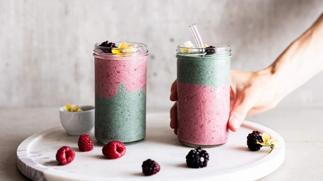 Dvě vrstvy, jeden cíl: zdraví. Spirulina a&nbsp;ovoce v&nbsp;osvěžujícím smoothie