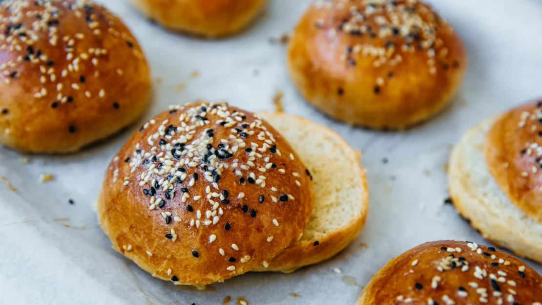 Domácí bulky, které neudělají ostudu žádnému burgeru