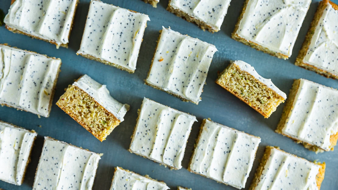 Zeleninu v něm nepoznáte. Vláčný cuketový koláč je navíc bez lepku