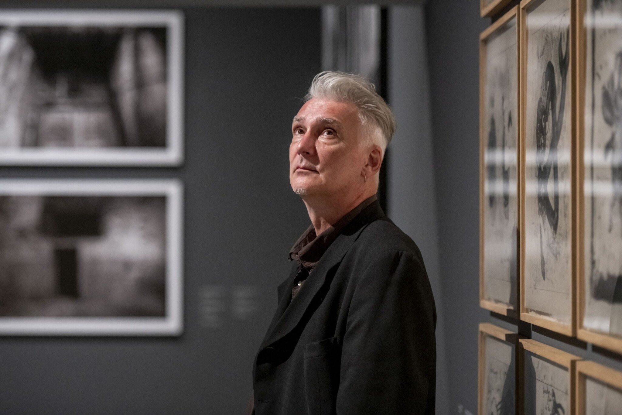 David Lynch v DOX. I v nehybných obrazech se mohou ukrývat příběhy, tvrdil