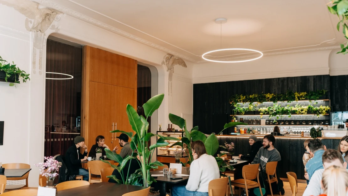 Kofeinová jízda pokračuje. Pikola spojila síly s divadlem a servíruje zážitky