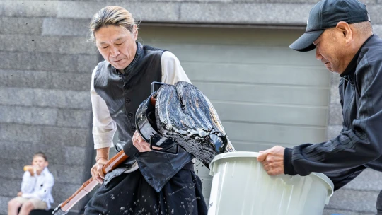 Japonský umělec v Liberci. Obraz chystal dvacet let, hotový byl za pět sekund