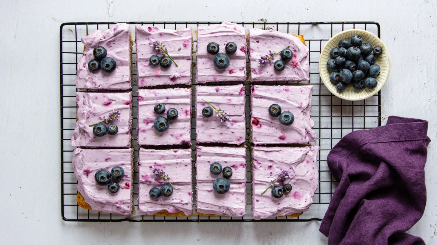 Voní jako odpoledne v Provence. Earl grey koláč s borůvkami & levandulí