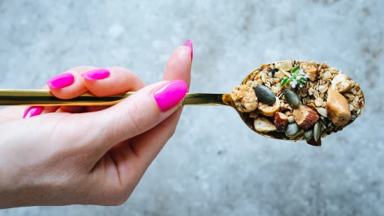 Malá hrst, velký efekt. Slaná granola jako tajný vylepšovák všech jídel