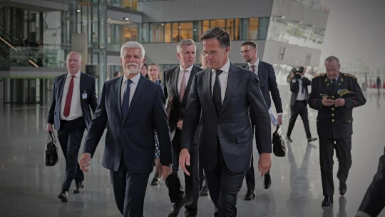 Rusko rozsévá teror z nebe, říká šéf NATO. Volá po&nbsp;pěti procentech HDP na obranu