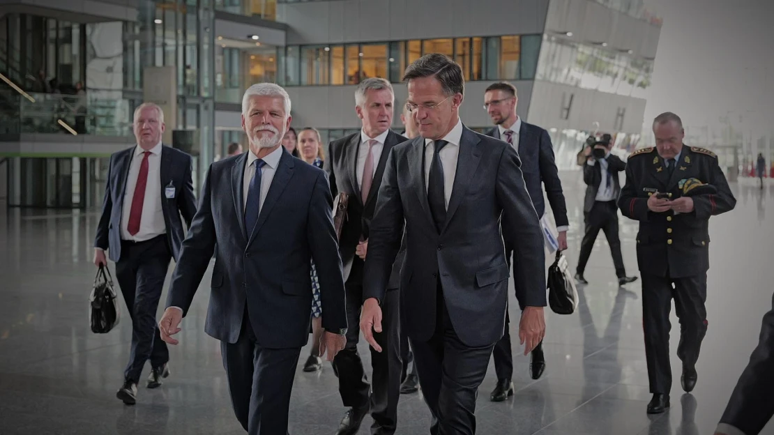 Rusko rozsévá teror z nebe, říká šéf NATO. Volá po pěti procentech HDP na obranu