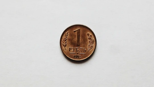 Rubl je nejvýkonnější měnou světa. Sílu mu ale dodávají omezení, ne ekonomika