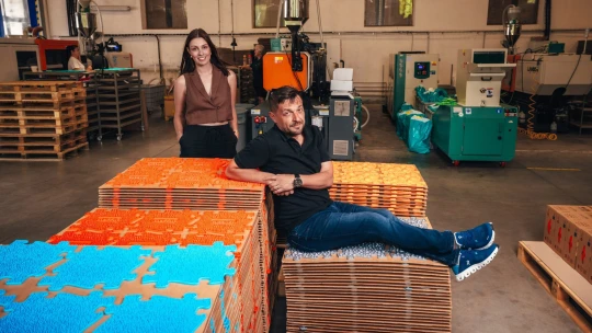 Unikátní podložky z&nbsp;Jeseníků se složí jako puzzle a&nbsp;pomáhají dětským nohám