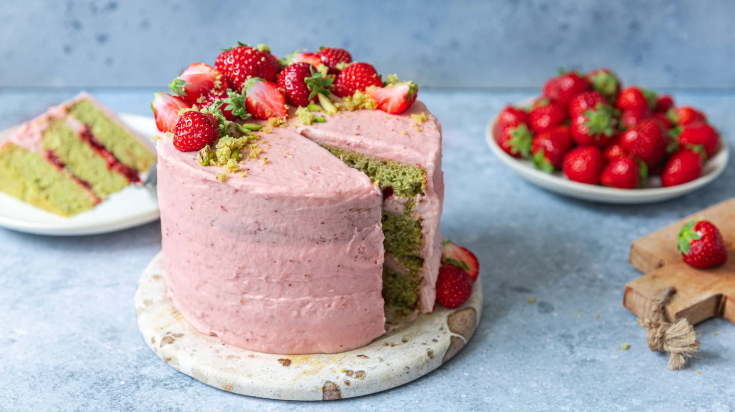 Jahodovo-pistáciový dort, který promění i obyčejný víkend v oslavu