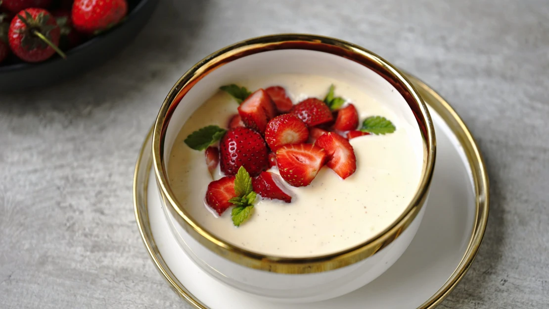 Wimbledon v dezertní formě. Jahody s anglickým krémem hrají první set