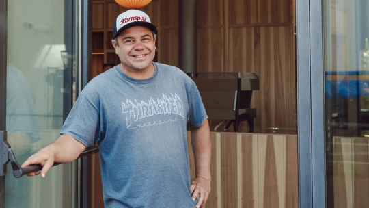 Ze slabikáře až ke kavárenskému hitu. EMA espresso bar už láká davy i v Holešovicích