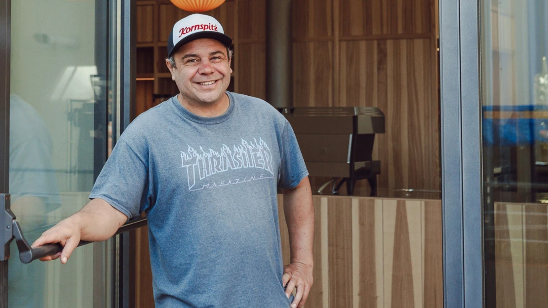 Ze slabikáře až ke kavárenskému hitu. EMA espresso bar už láká davy i v Holešovicích