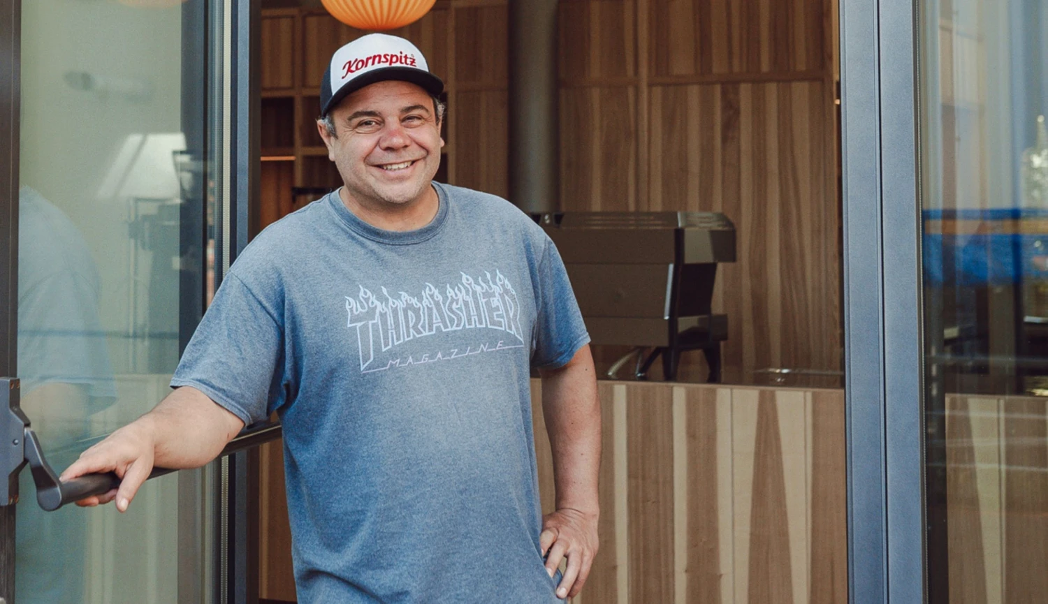Ze slabikáře až ke kavárenskému hitu. EMA espresso bar už láká davy i v Holešovicích