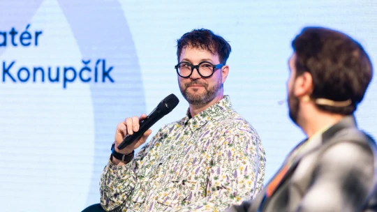 Lidské tělo jako malířské plátno. Za Ondrashem létají lidé z celého světa