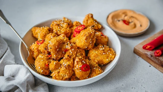 Nový level comfort food. Bang bang květák křupe, pálí a&nbsp;peče se v&nbsp;troubě