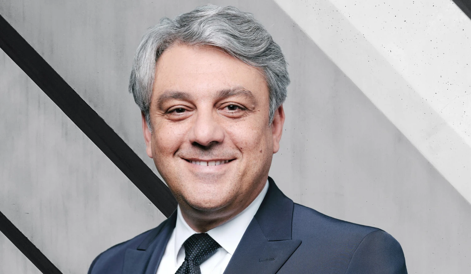 Horší výhled a dočasný CEO. Akcie Renaultu se propadly o sedmnáct procent
