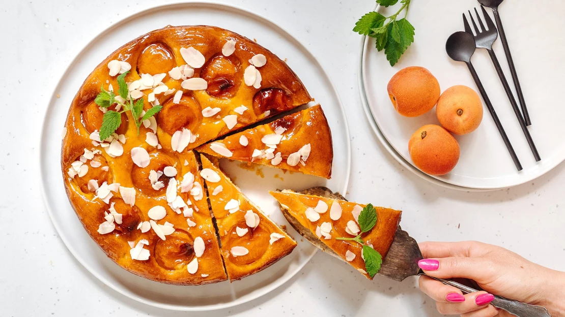 Zamíchat a hotovo. Letní meruňkový koláč s mandlemi a zakysanou smetanou