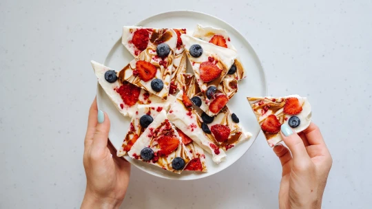 Zdravý snack místo zmrzliny. Mrazený jogurt vás ochladí i&nbsp;zasytí