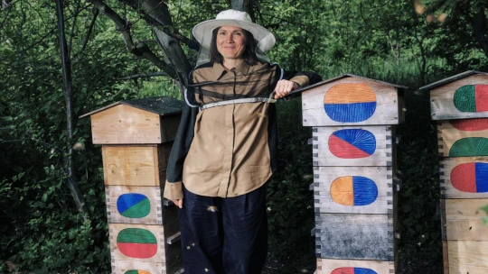 Sochařka mezi včelami. Nahlédněte pod ruce jedné z nejúspěšnějších umělkyň Česka