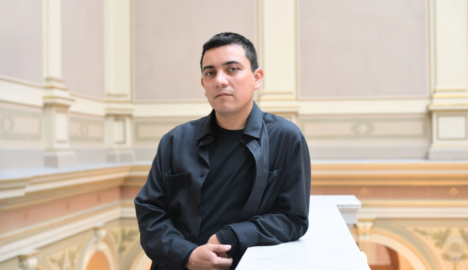 Zlatý batát a královo pončo. Iván Argote vystavuje v Praze jiný druh památek