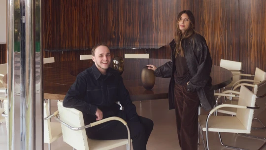 Když se spojí sklo a móda. Designéři Jungvirt a Mentlová vytvořili kolekci váz