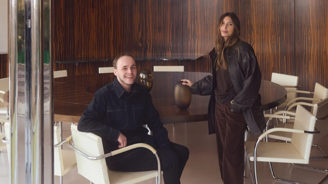 Když se spojí sklo a móda. Designéři Jungvirt a Mentlová vytvořili kolekci váz