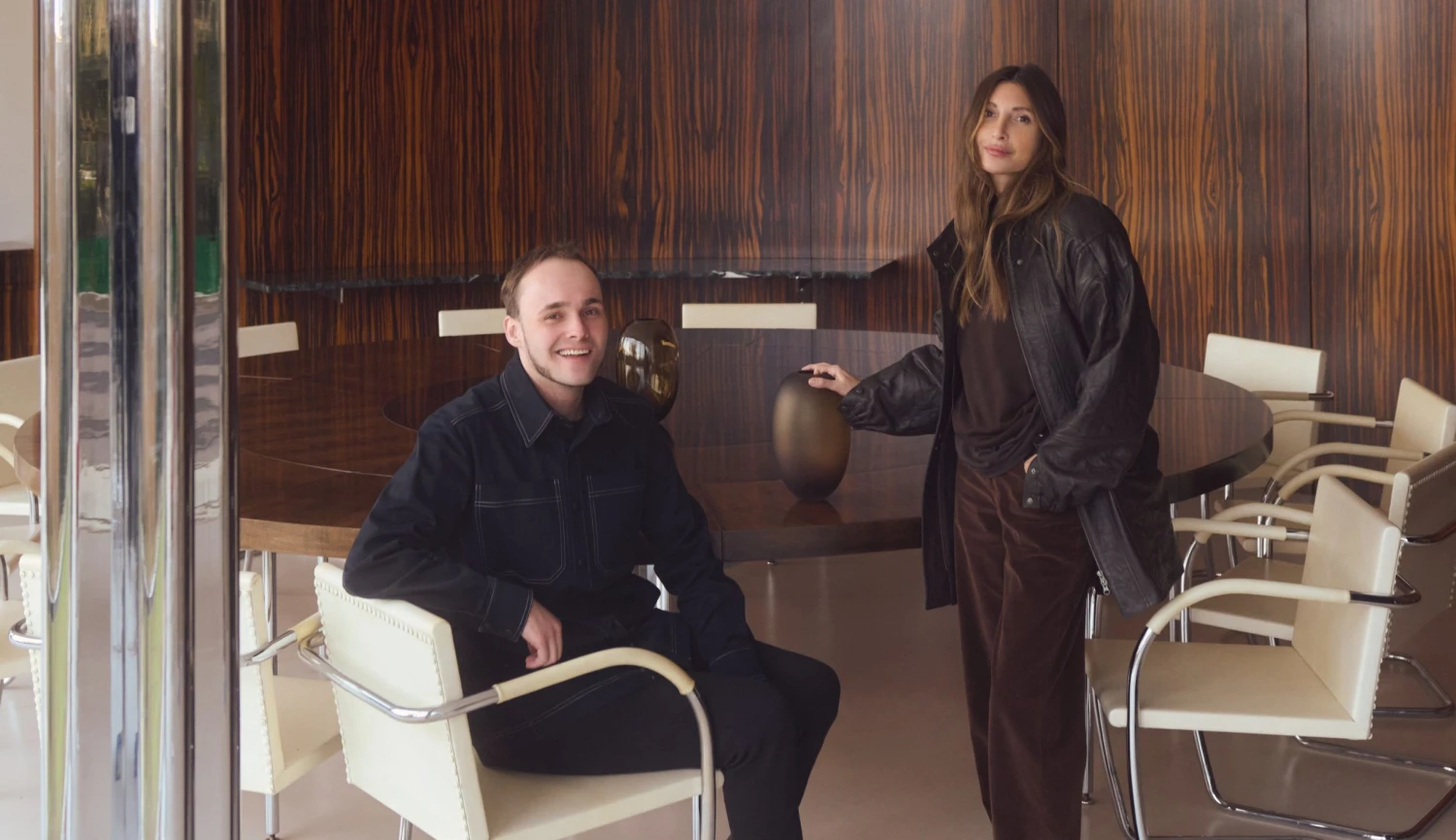 Když se spojí sklo a móda. Designéři Jungvirt a Mentlová vytvořili kolekci váz