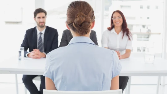 Red flags v pracovních inzerátech. Co do nich psát, co nepsat a koho vám to přinese?