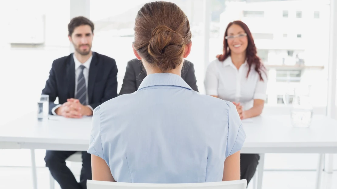 Red flags v pracovních inzerátech. Co do nich psát, co nepsat a koho vám to přinese?