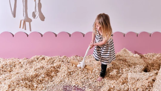 Když se galerie změní v pískoviště. Výstava zkoumá, jak si dnes hrát ve městě